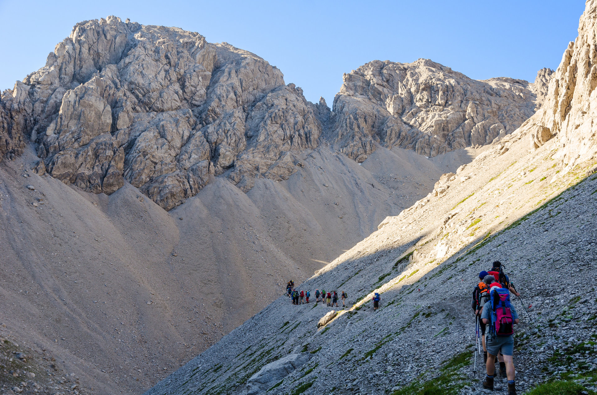 Menschen, die zu Fuß die Alpen überqueren
